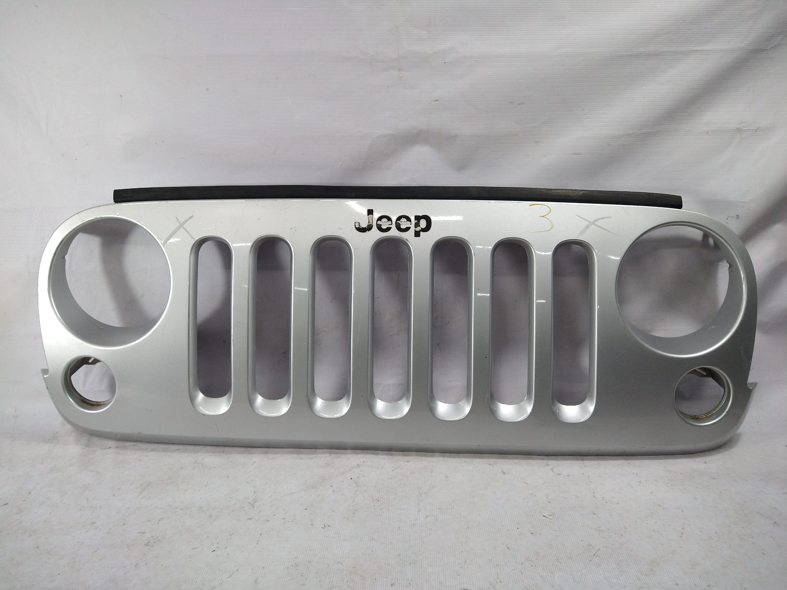 Jeep Wrangler 2007 - 2017 Parrilla Delantera Derecho Usado Original, foto 1